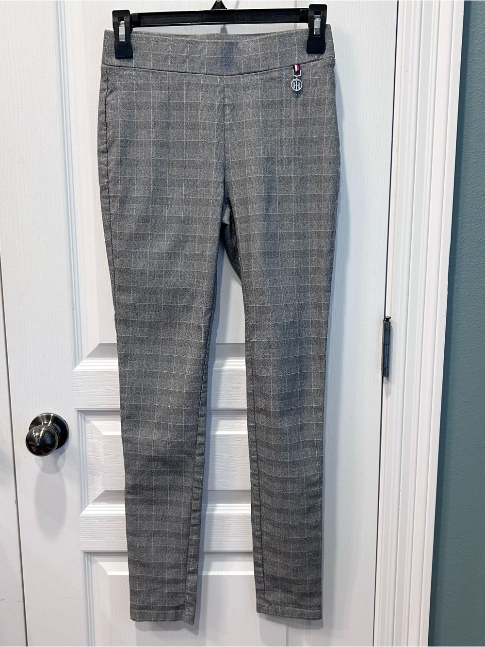 Tommy Hilfiger Women’s Gray Plaid Pull On Stretchy Skinny Leg Dress Pants Size 2